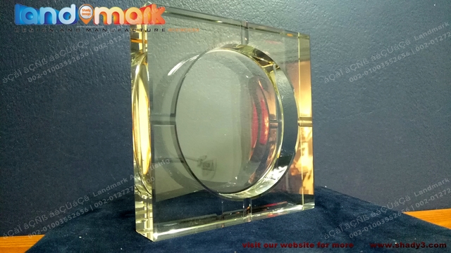 crystal ashtray with laser engraving company on back   طفاية سيجار كريستال مع حفر اللوجو بالليزر